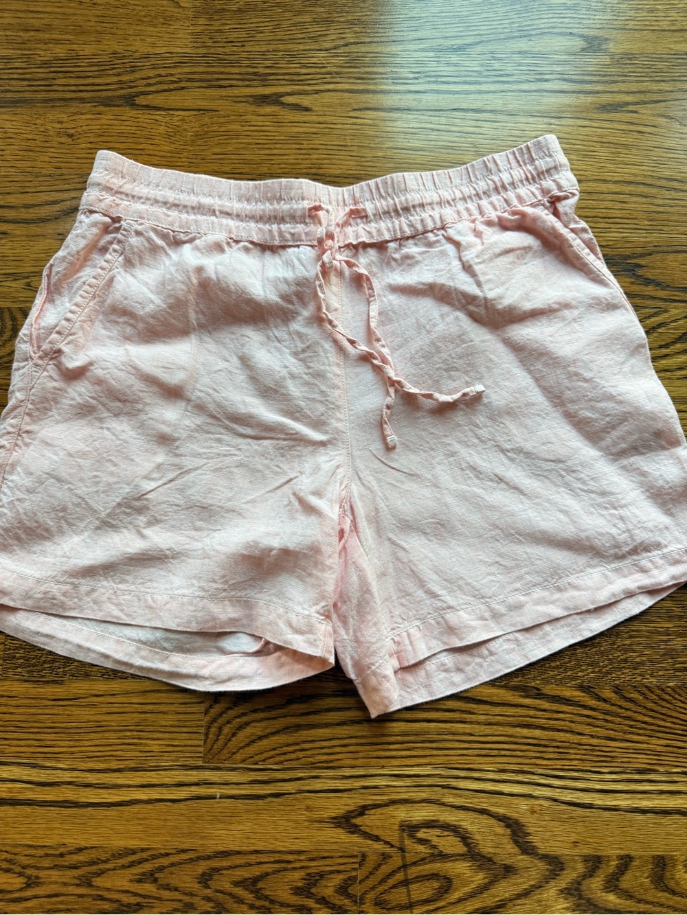 Tommy Bahama Linen Pink shorts. Size 6 Pockets. Elastic/tie waistband. EUC